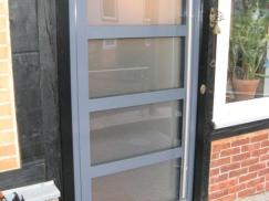 Haustür in grau-blau mit vier Milchglas-Lichtausschnitten