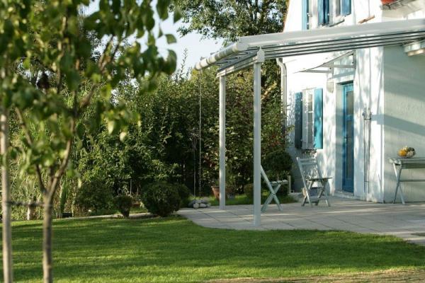 Terrassenüberdachung mit Gestell in weiß bei Einfamilienhaus 