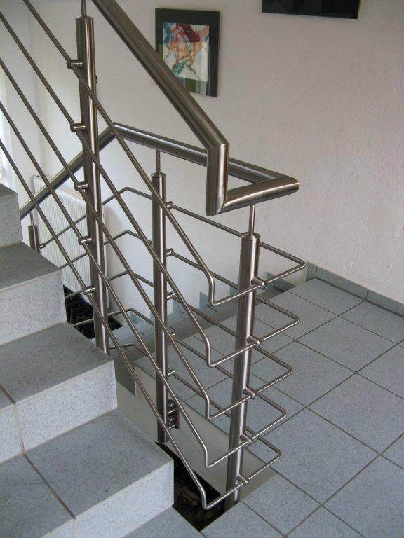 Geländer für Treppe mit grauen Fließen 